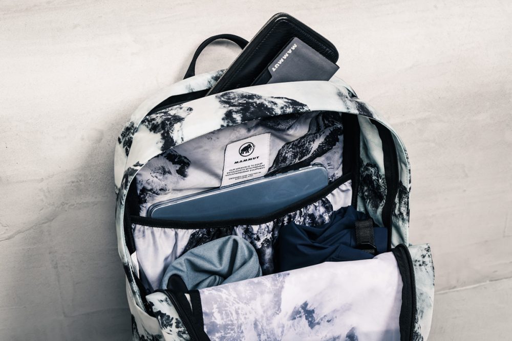 スマホや長財布が入るトップポケットを装備