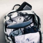 スマホや長財布が入るトップポケットを装備