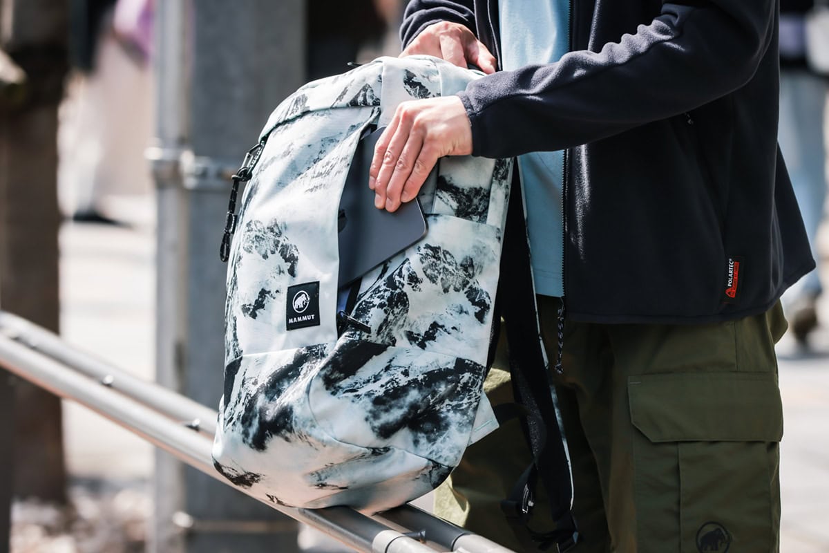 フロントには2つのファスナーポケットを装備