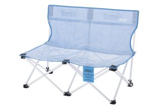 【汗ばむ季節も蒸れ知らず】コールマンの「クリスタルブルー」チェア4種が夏のレジャーを劇的に変える！