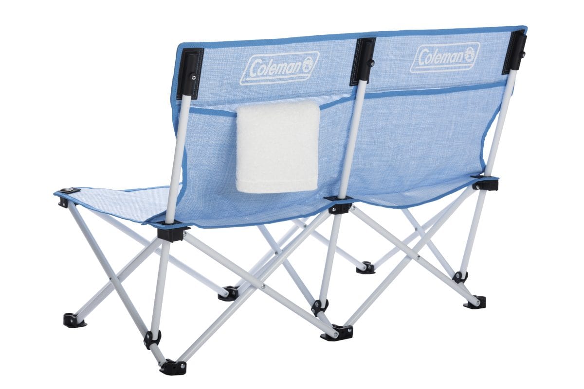 背面にはタオルなどの小物を収納できるポケットを配置