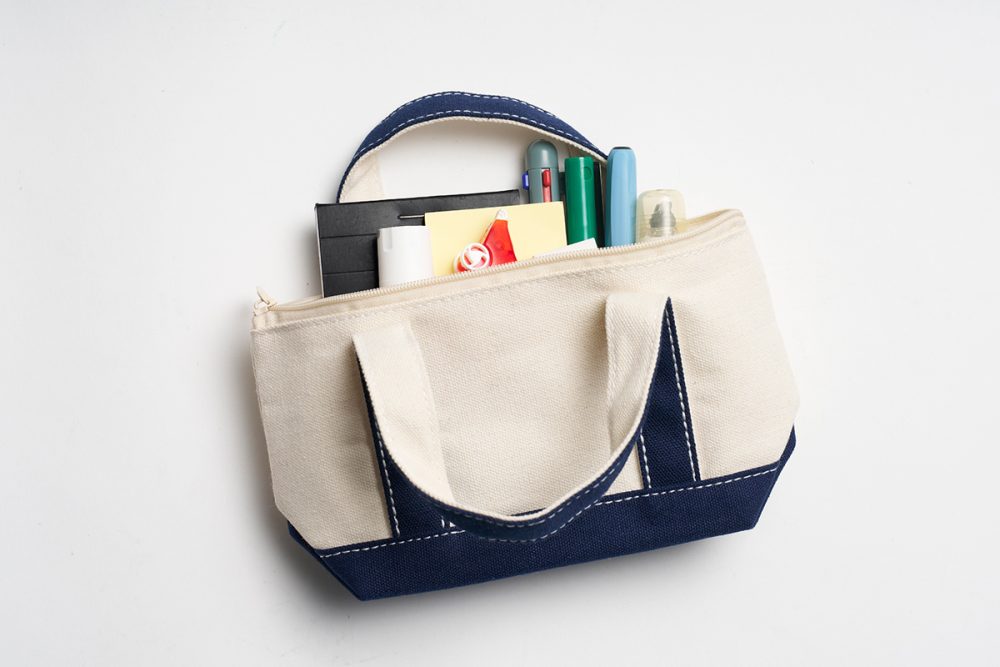 サングラスケースは文具入れとしても使える