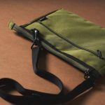 １つで二役を持つワークマンのサコッシュ