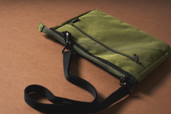 【ワークマンで絶対買い】隠しギミックが凄い「1500円サコッシュ」はバッグ2個分の価値アリ!スタイリストが徹底解説