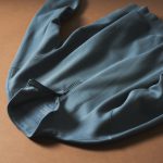 季節の変わり目に活躍する無印良品のハーフジップスウェットシャツ