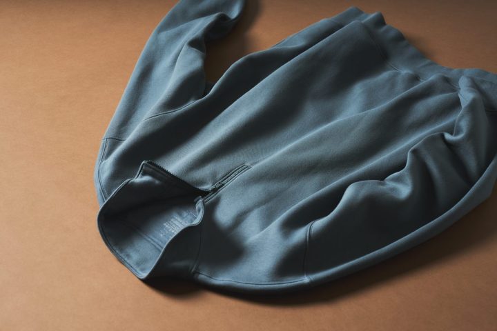 【無印良品の隠れ名品】3シーズン着回せて2990円!春アウターにもなる「ハーフジップスウェット」をスタイリストが徹底解説