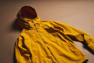 【ワークマンの2900円アウターが凄すぎ】10機能搭載!? 100回洗っても水弾く「最強ソフトシェル」をスタイリストが徹底解説