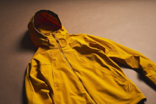 【ワークマンの2900円アウターが凄すぎ】10機能搭載!? 100回洗っても水弾く「最強ソフトシェル」をスタイリストが徹底解説