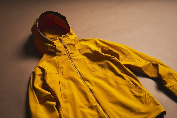 【ワークマンの2900円アウターが凄すぎ】10機能搭載!?100回洗っても水弾く「最強ソフトシェル」をスタイリストが徹底解説