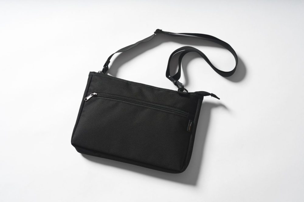 色はクロ・グレーを含む３色展開