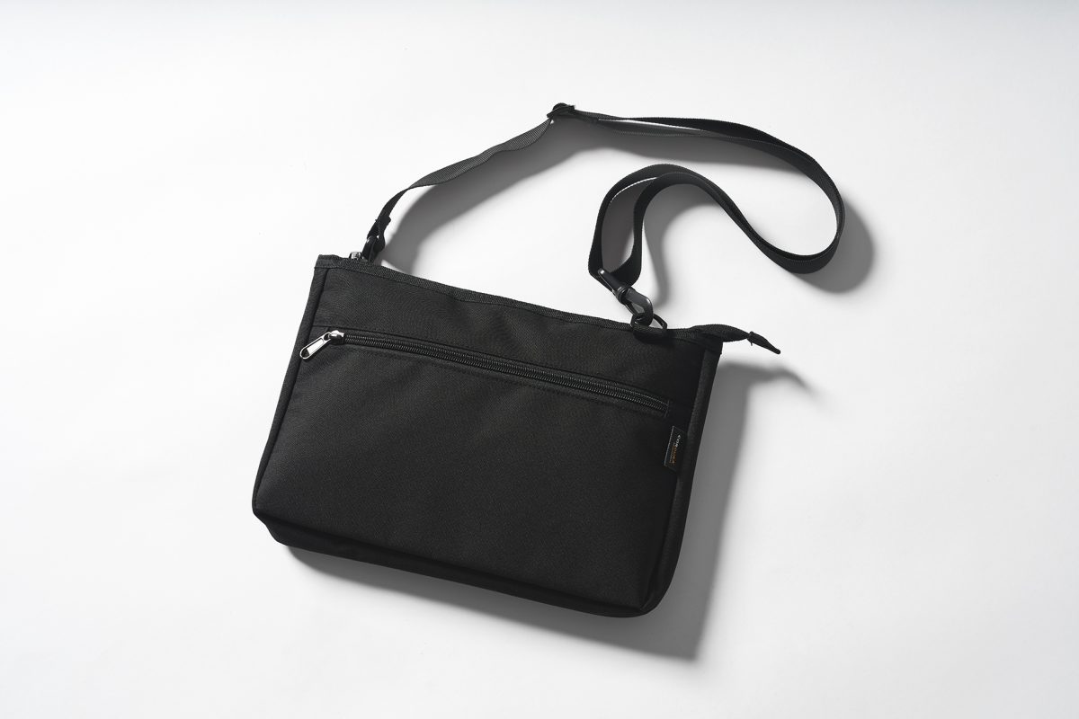 色はクロ・グレーを含む３色展開