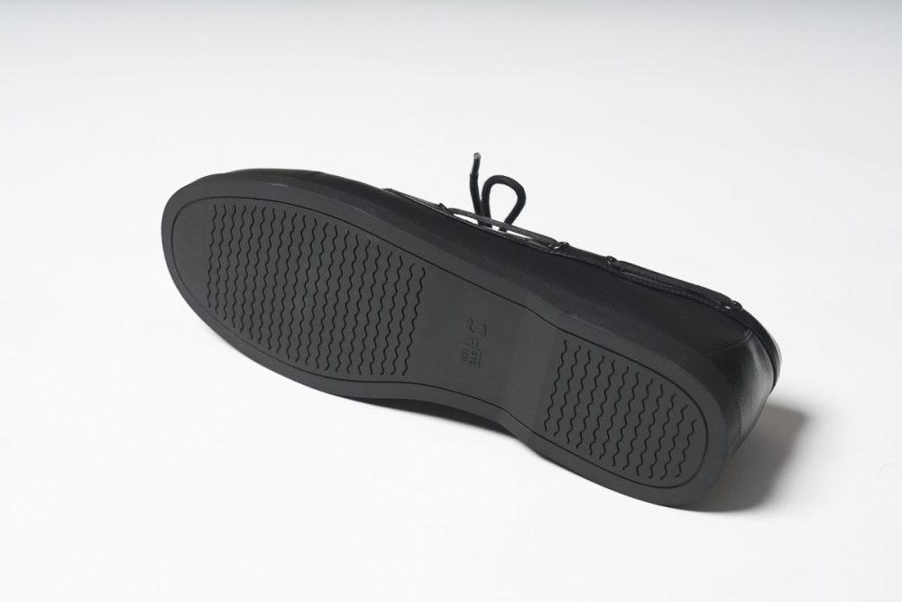 波状の溝を刻んだラバーソールは滑り止め効果が