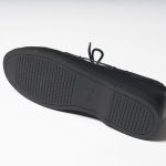 波状の溝を刻んだラバーソールは滑り止め効果が