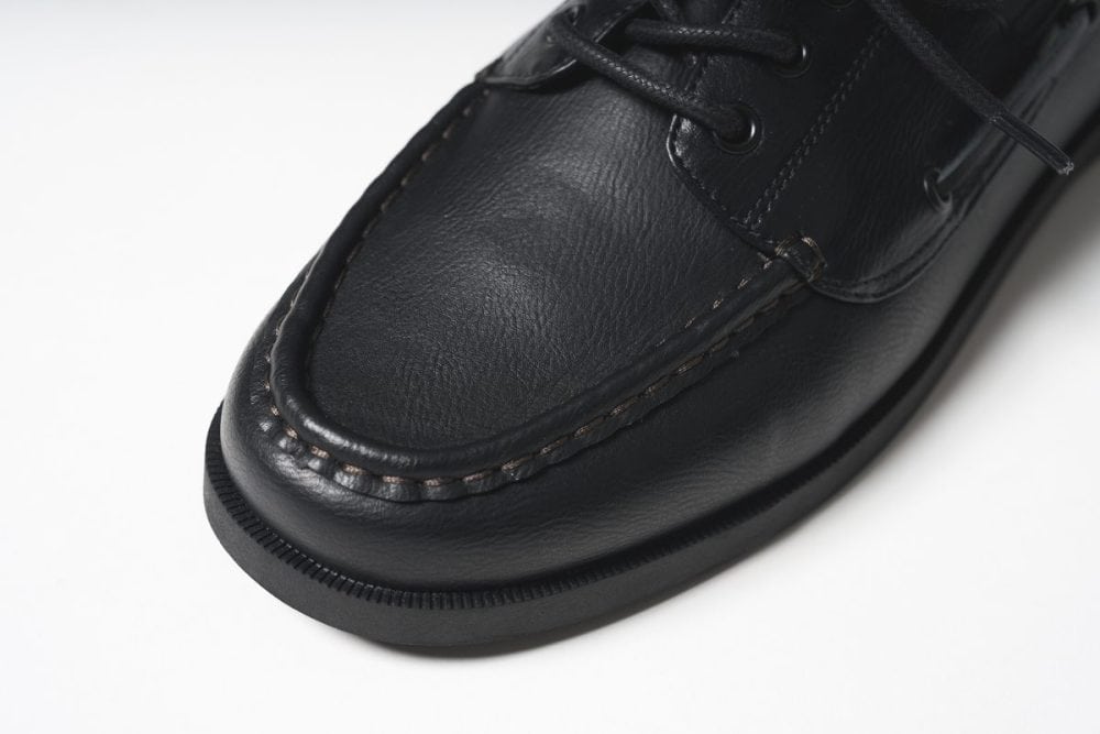 アッパーにはシボも見えて大人っぽい表情