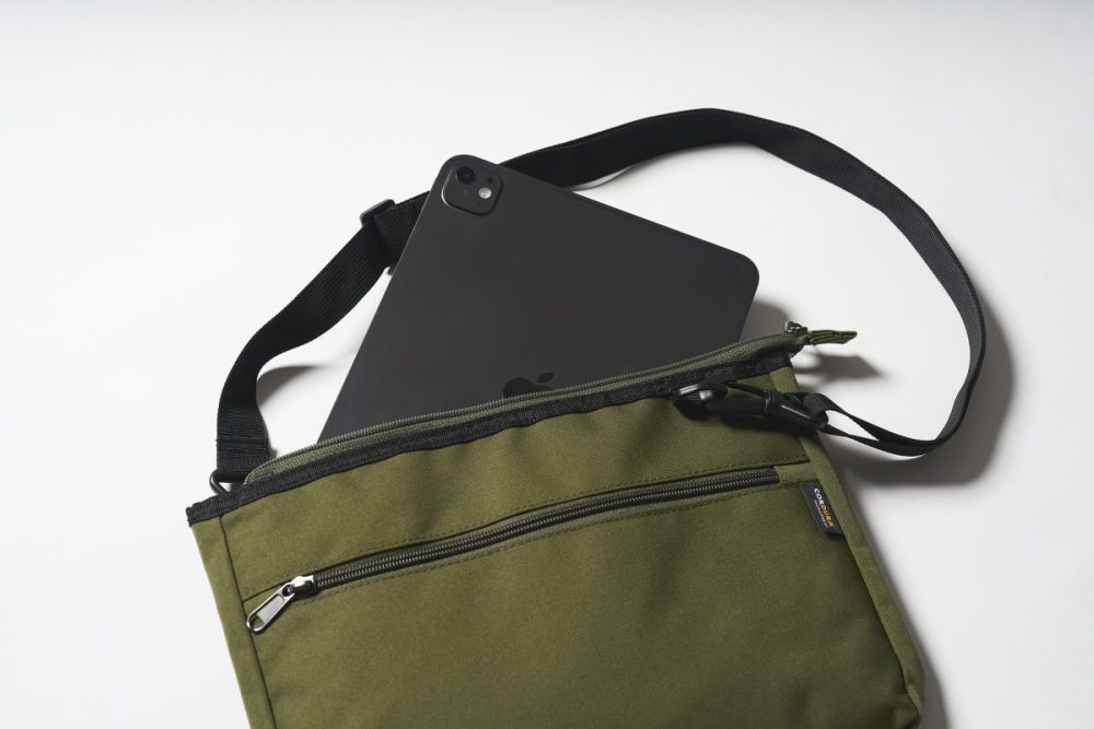 一般的なサコッシュよりも大きく、タブレットがすっぽり入る大きさ