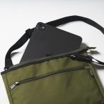 一般的なサコッシュよりも大きく、タブレットがすっぽり入る大きさ