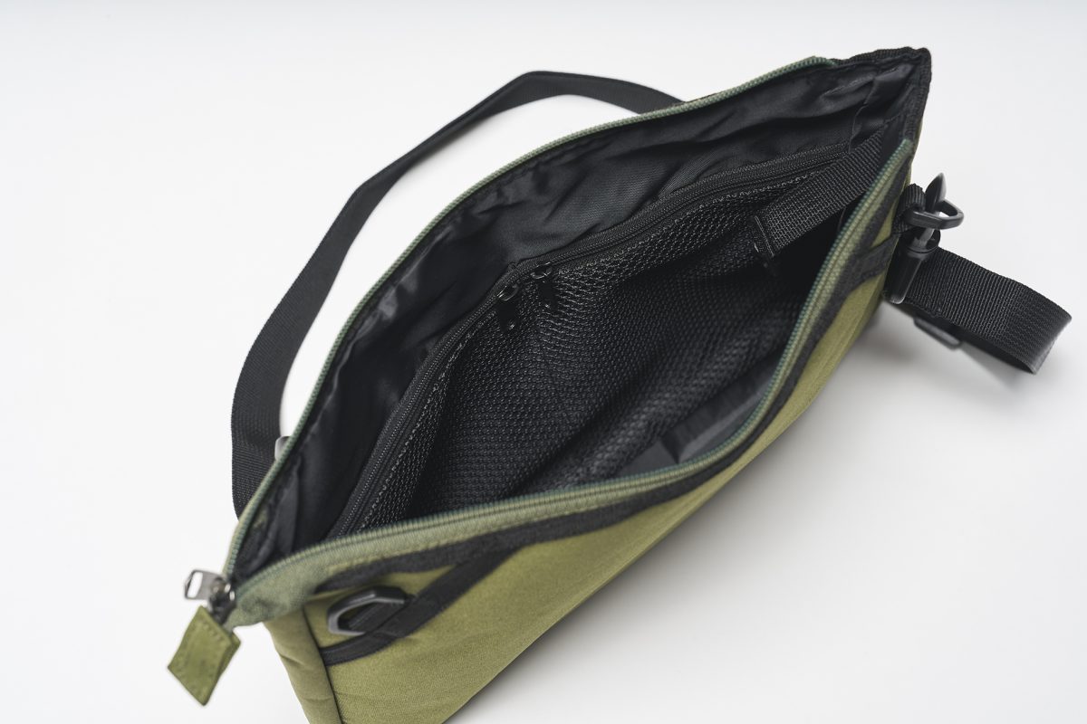 メッシュポケットが内蔵