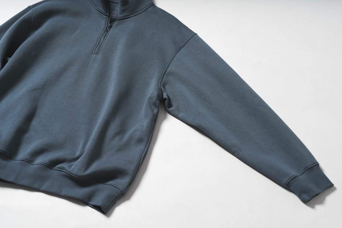 身幅に適度なゆとりを持たせたボックスシルエットを採用