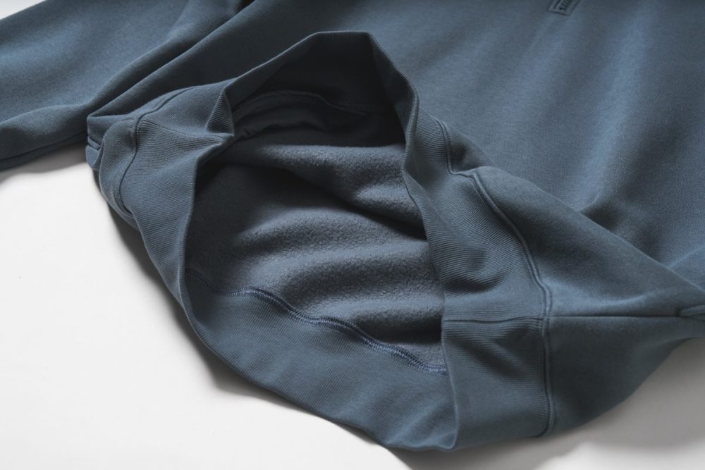 裏地は裏起毛でちょうど良い保温性を持ち、表地は手触りの良いコットンで構成されている