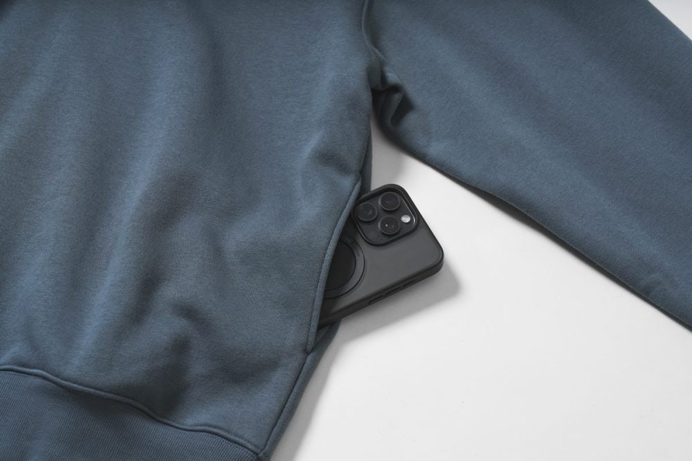 スマホなどの身の回り品をポケットに収納することができる