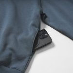 スマホなどの身の回り品をポケットに収納することができる