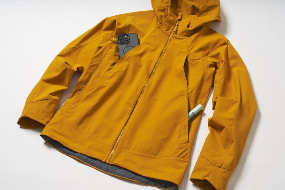 ムービングカット3Dパターンを採用しており、身体の動きの自由度も高く、フロントポケットも使いやすい配置に