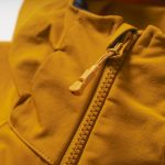 ホイッスルの役割も持つ掴みやすいフロントジップ