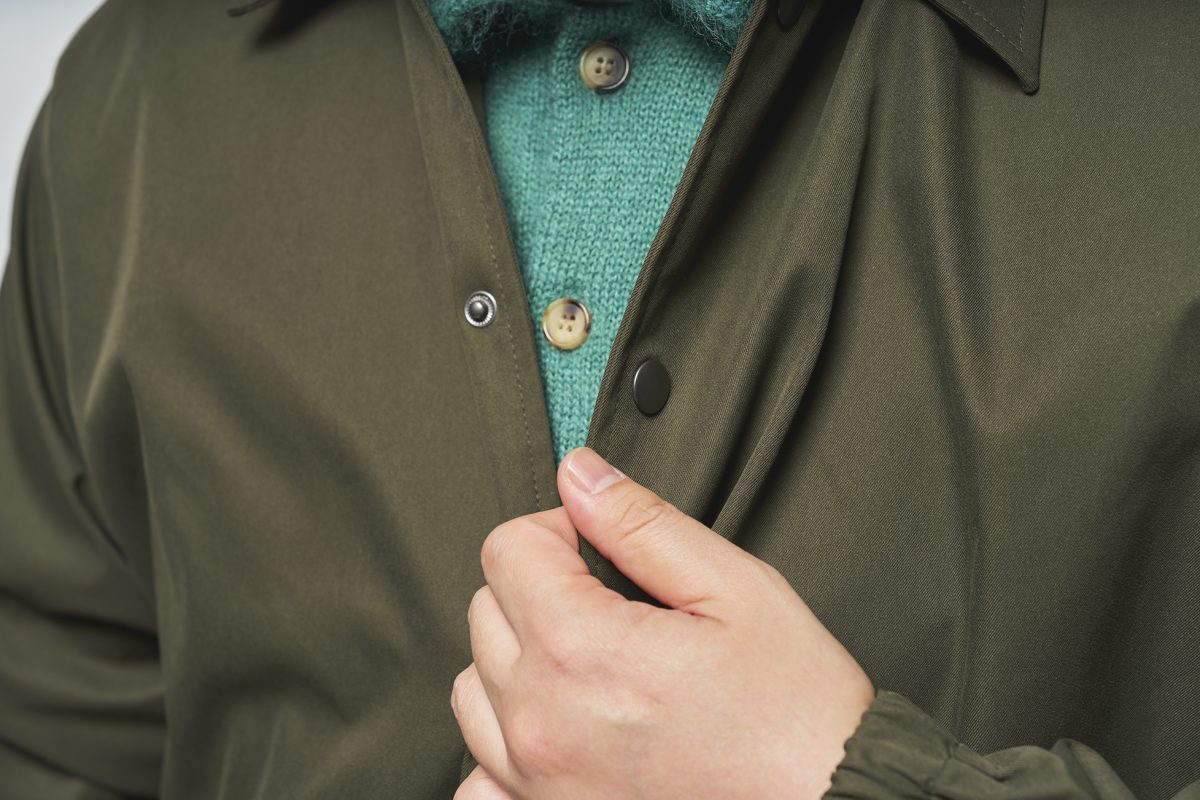 フロントはスナップボタンのため、開閉しやすい