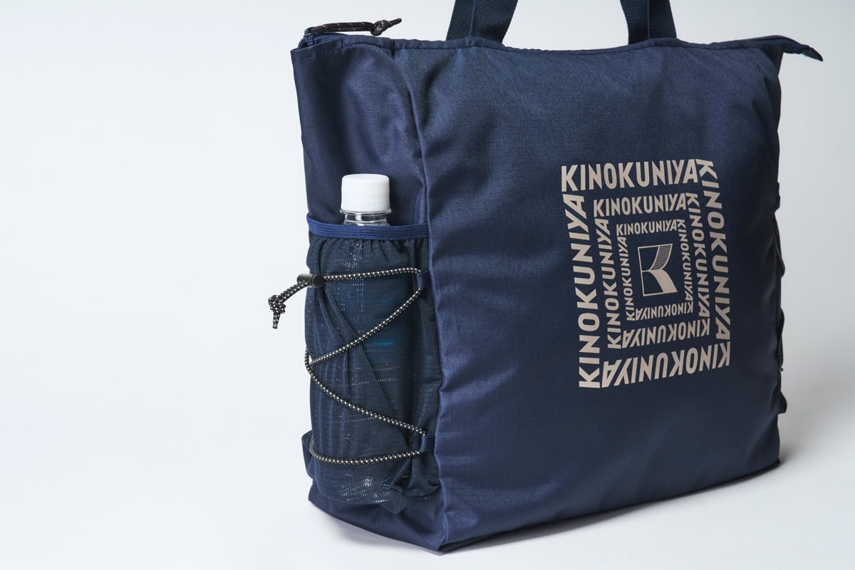 バッグの両サイドにメッシュポケットを搭載