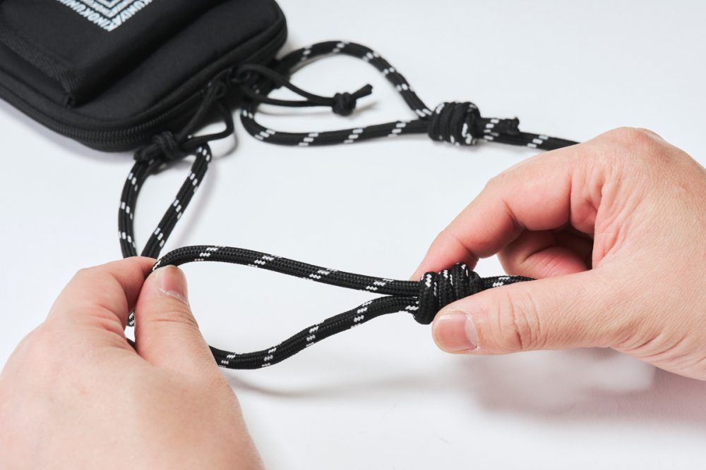 ストラップは結び目をずらせば長さの調節ができる