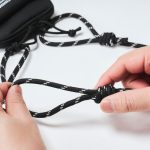 ストラップは結び目をずらせば長さの調節ができる