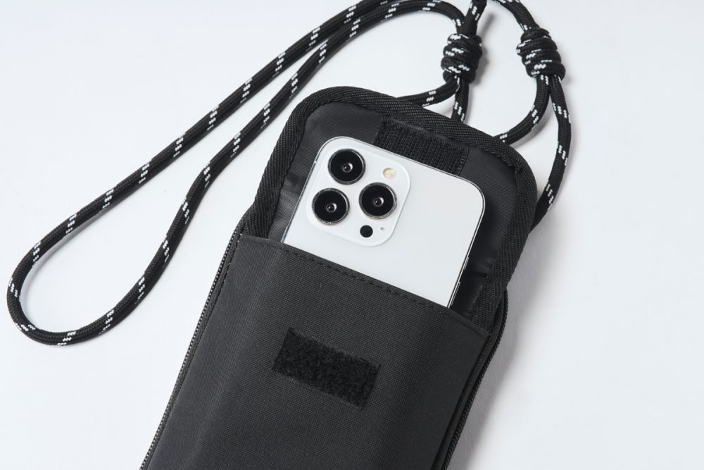 前面にはスマホが入る便利ポケット付き