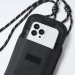 前面にはスマホが入る便利ポケット付き