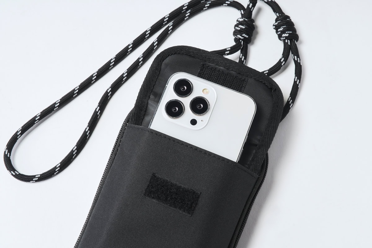 前面にはスマホが入る便利ポケット付き