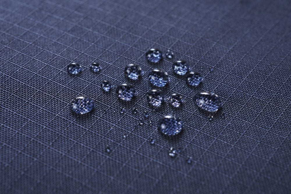 バッグ外装生地にははっ水加工が施されている