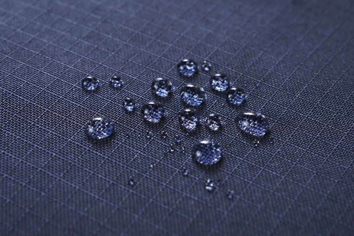 バッグ外装生地にははっ水加工が施されている