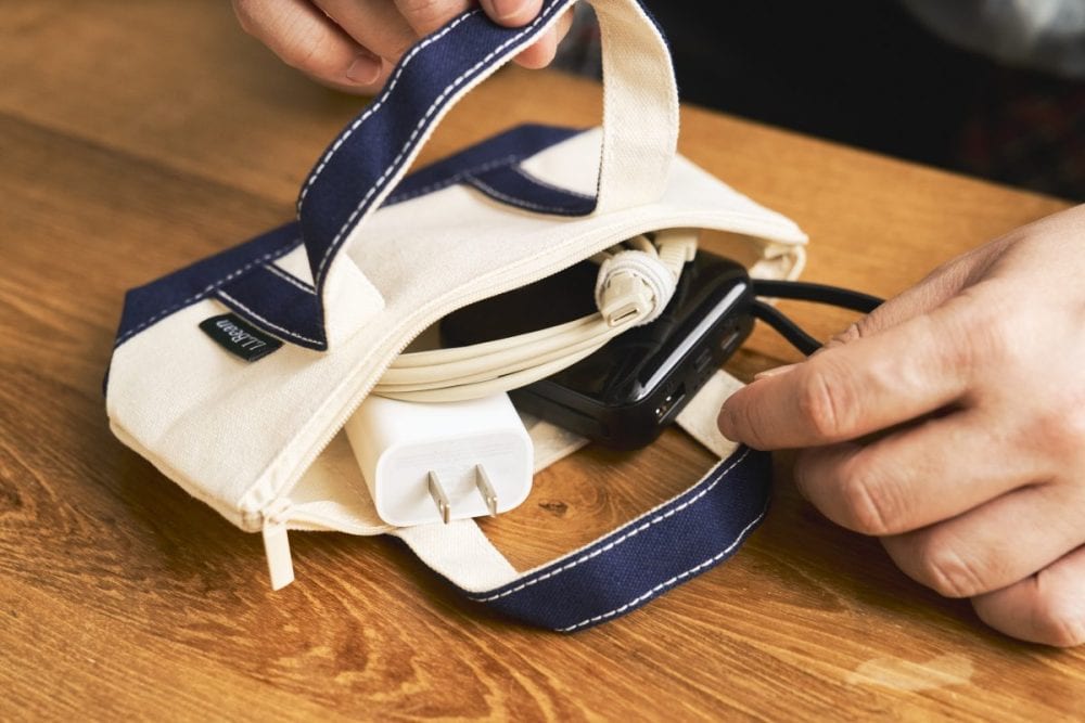 ケーブルなどをひとまとめにするガジェットポーチ