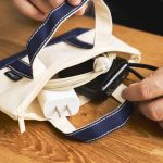 ケーブルなどをひとまとめにするガジェットポーチ