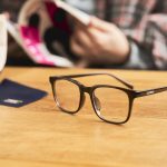 室内では透明な調光レンズ