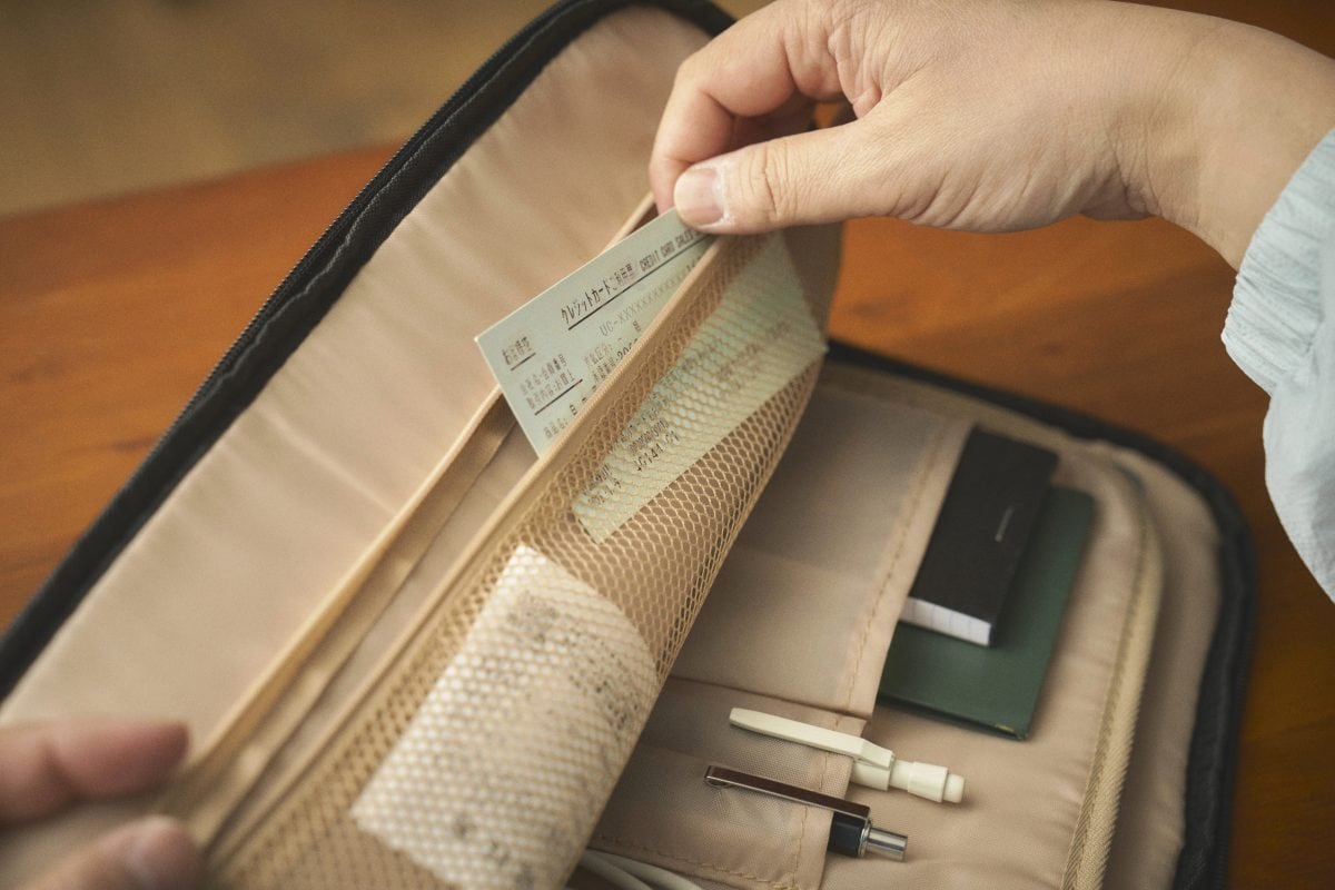 領収書などはメッシュポケットへ