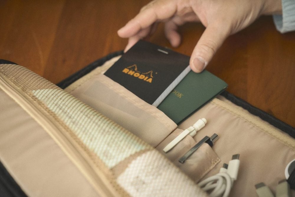 フリーポケットは、小さめのメモ帳などを入れるのに適している