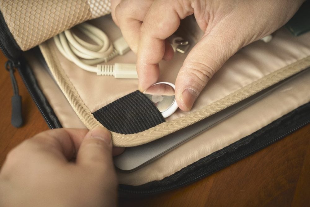 AirTagがちょうど収まるポケットが