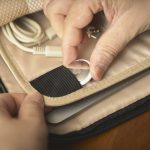 AirTagがちょうど収まるポケットが