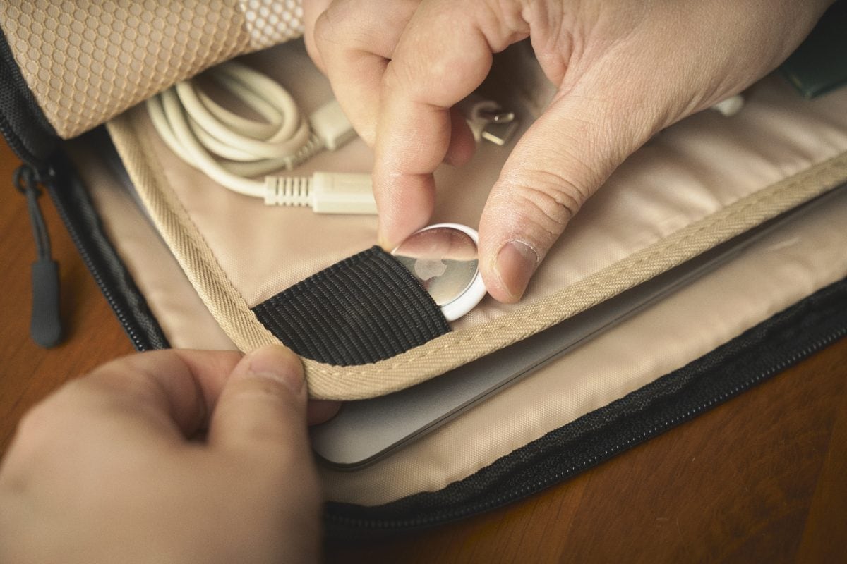 AirTagがちょうど収まるポケットが