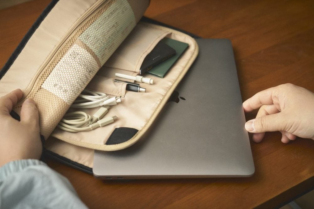 メイン収納部にはノートPCやタブレットなどのデバイスが収納可能