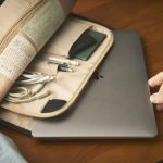 メイン収納部にはノートPCやタブレットなどのデバイスが収納可能