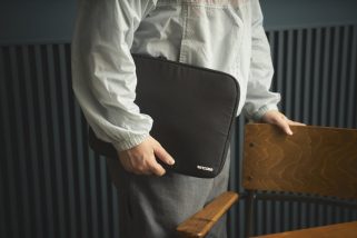 【付録超え!?】ごちゃつく仕事道具がこれ1つに！Incaseの「PC対応マルチケース」が優秀すぎた…MonoMax4月号増刊付録をスタイリストが徹底解説
