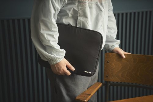 【付録超え!?】ごちゃつく仕事道具がこれ1つに！Incaseの「PC対応マルチケース」が優秀すぎた…MonoMax4月号増刊付録をスタイリストが徹底解説