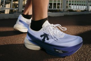 【自己ベストを12分更新!?】4本に分かれたフォーク型がカギ！ デサントの最新カーボンシューズ「デルタプロ EXP V3」が凄すぎる