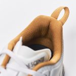 履き口の両サイドに柔らかなパッドを配置